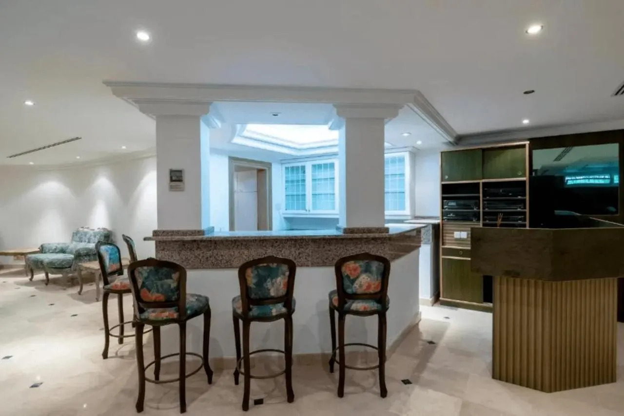 The Palace Marbella - Lavish Beachfront Villa Estepona